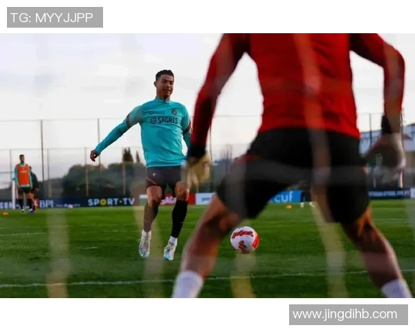 白衣少年足球明星的崛起与梦想追逐之路探秘